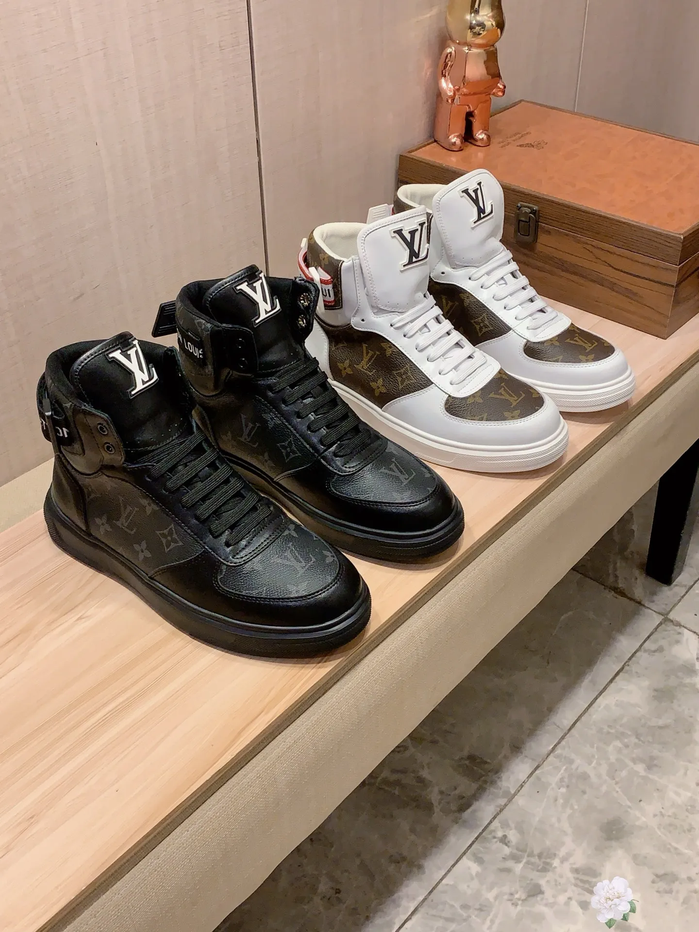 High-top men's shoes 💰442💰💰🎩🎩[Lightning][Lightning] "LV*" latest • popular casual shoes, top brand [seduce] luxury~purchase, top~quality. [Strong] The upper is made of imported breathable cowhide with fabric material ➕ Breathable sheepskin feet (•) and fine workmanship. The original stylish and stylish soft rubber wear-resistant and non-slip outsole is light and comfortable on the feet. The real thing looks better when taken in real life. 111: code: 38-44, 2️⃣ colors selected
